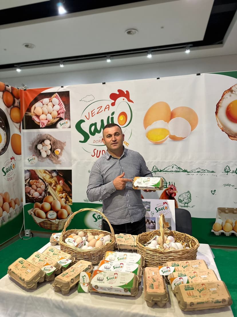 Një model i suksesshëm i sipërmarrjes në sektorin e pularisë për prodhim veze: Historia e Sandër Xhambazit